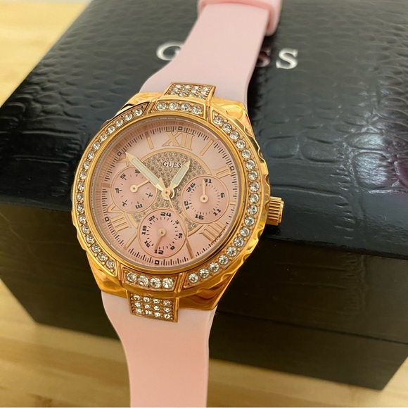 NWOT Guess Silicone Strap Watch - Picture 3 of 4